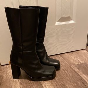 Heeled leather boots